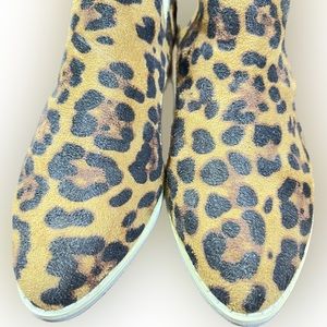 ARider Girl 1-1/2" Heeled Leopard Print V-Cut Bootie in Suede Style Mate…